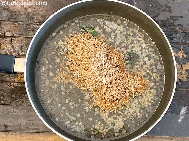 स्टेप 15 – भूनी हुइ सेंवई डालें।