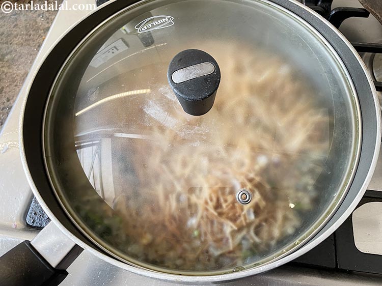 स्टेप 17 – ढक कर तब तक पकाएं जब तक पानी सोख न …