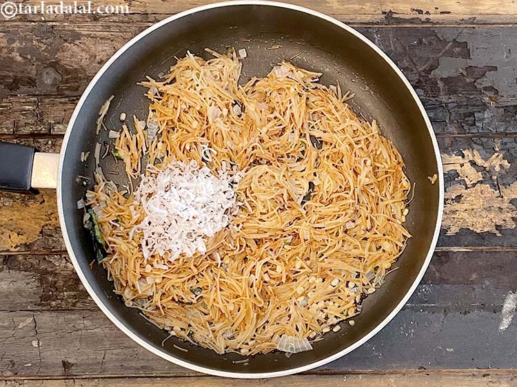 स्टेप 19 – २ टेबल-स्पून ताज़ा कसा हुआ नारियल डालें।