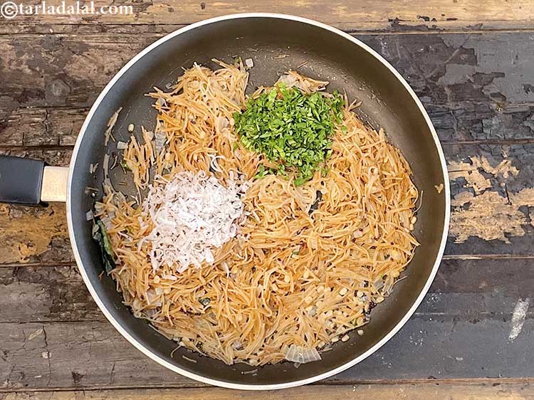 स्टेप 20 – २ टेबल-स्पून कटा हुआ हरा धनिया डालें।