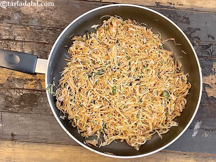 स्टेप 23 – धीमी आंच पर पकाएं। यदि <strong>सेवई उपमा | सेमिया उपमा …