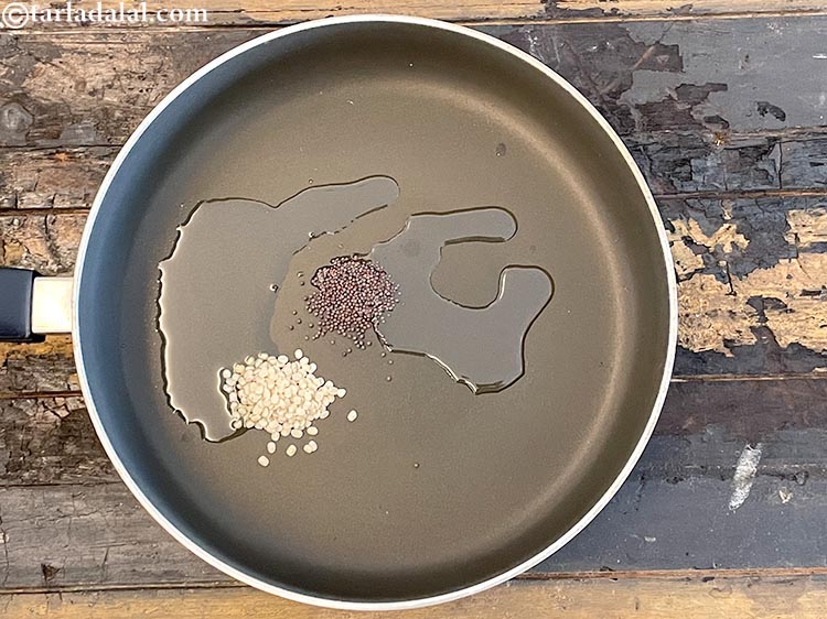 स्टेप 7 – १ टी-स्पून <a href=""https://www.tarladalal.com/glossary-urad-dal-split-black-lentil-hindi-941i"" target=""_blank""><strong>उड़द दाल</strong></a> डालें। इसे तब तक …