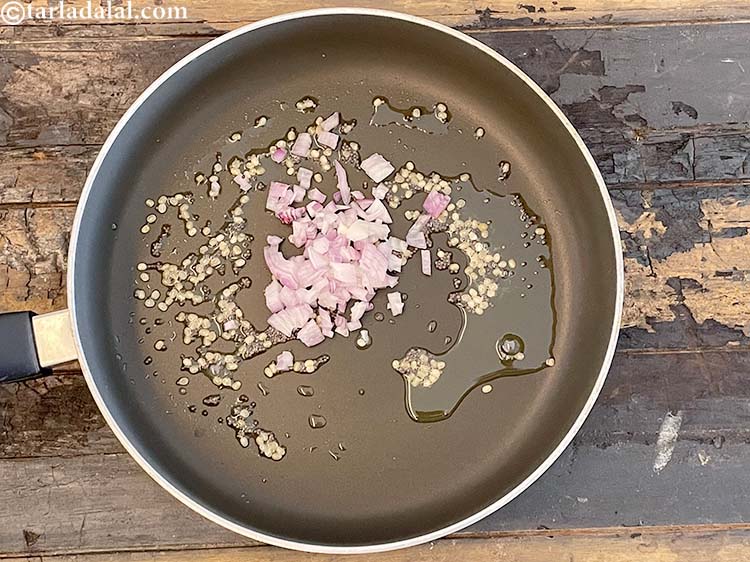 स्टेप 8 – २ टेबल-स्पून बारीक <a href=""https://www.tarladalal.com/glossary-onions-pyaz-pyaaz-kanda-hindi-548i#ing_722"" target=""_blank""><strong>कटा हुआ प्याज़</strong></a> डालें।