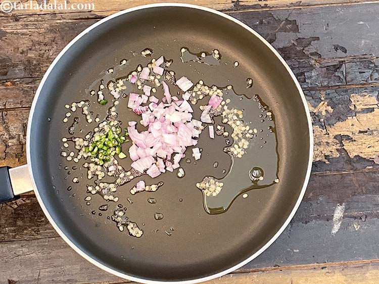 स्टेप 9 – १ टी-स्पून बारीक कटी हुई <a href=""https://www.tarladalal.com/glossary-green-chillies-hindi-331i"" target=""_blank""><strong>हरी मिर्च</strong></a> डालें।