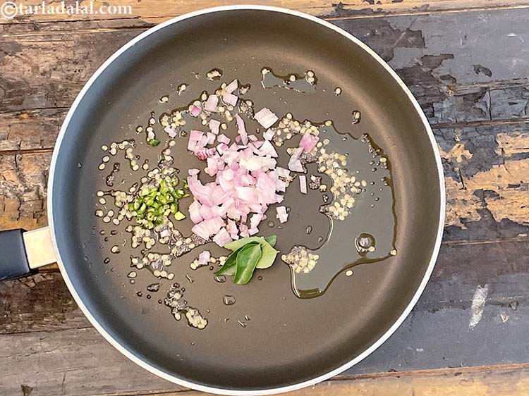 स्टेप 10 – ४ <a href=""https://www.tarladalal.com/glossary-curry-leaves-kadi-patta-kadipatta-hindi-388i"" target=""_blank""><strong>कड़ी पत्ते</strong></a> डालें।