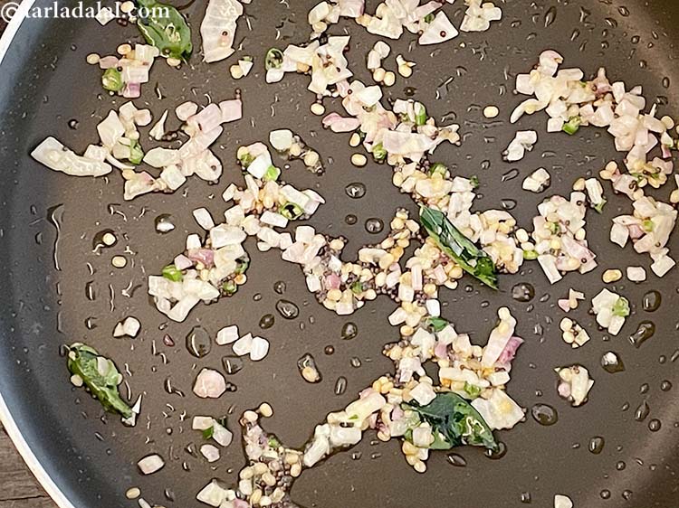 स्टेप 11 – मध्यम आंच पर लगातार हिलाते हुए प्याज को पारदर्शी होने …