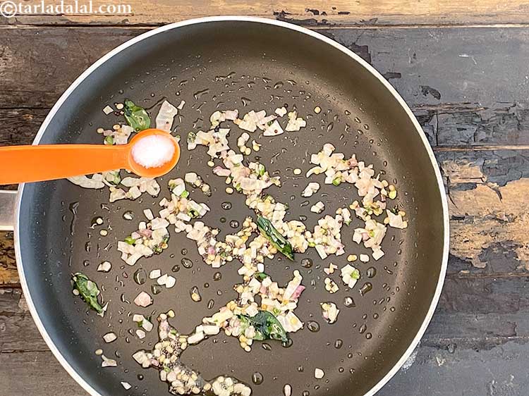 स्टेप 12 – स्वादानुसार नमक डालें।