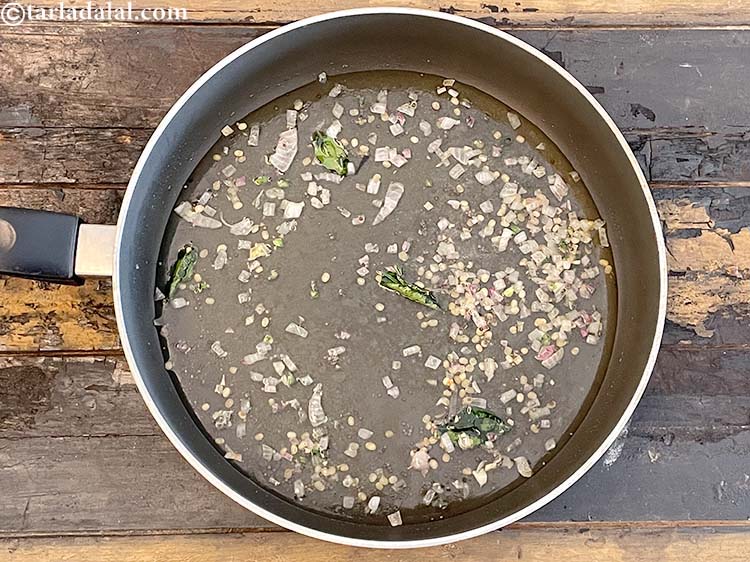 स्टेप 13 – १ १/४ कप पानी डालें।