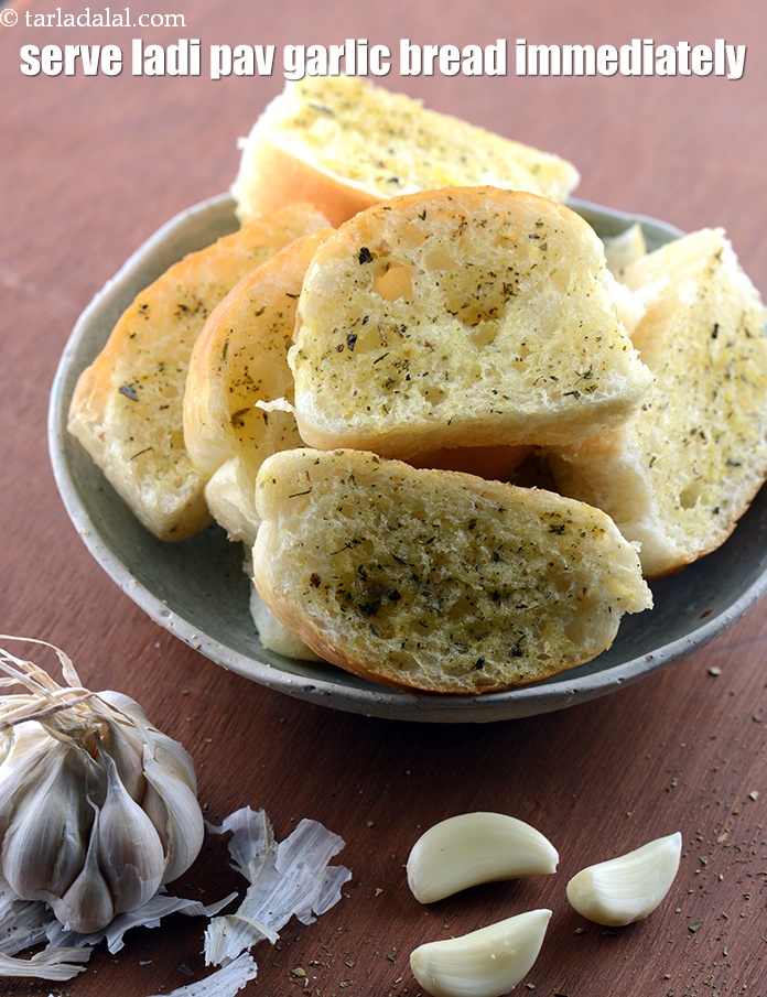 Step 12 – Serve<strong> ladi pav garlic bread&nbsp;</strong>immediately.