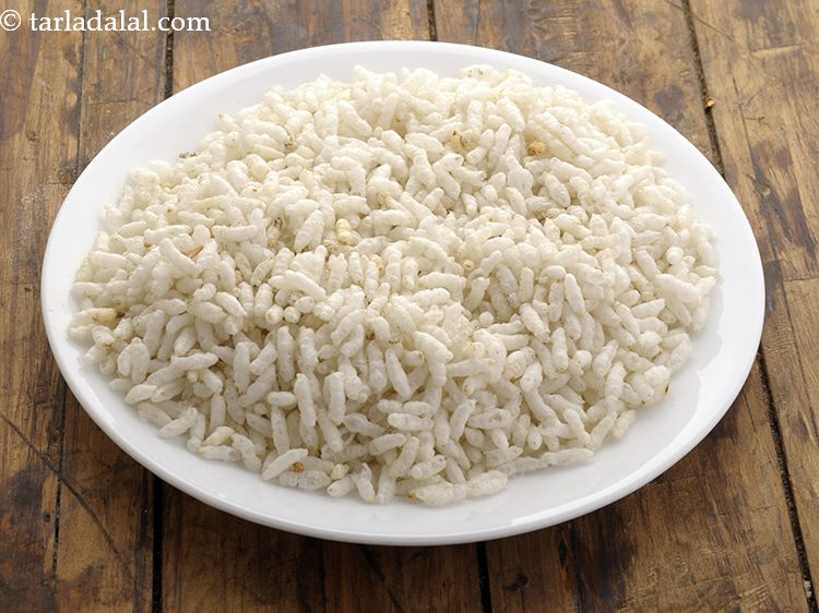 Step 2 – To prepare <strong>Sev Kurmura or Sev mamra at home</strong>, place the <strong>kurmura</strong> on a big …