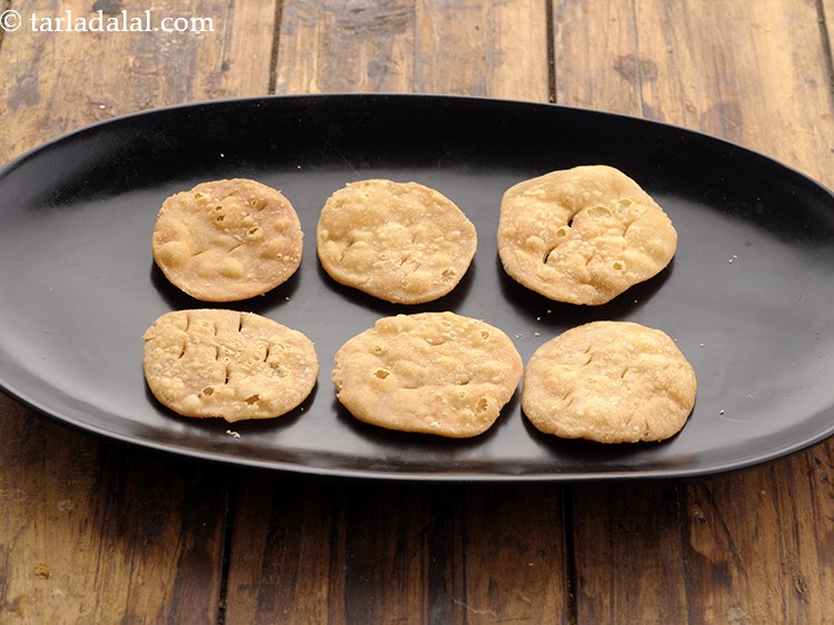 Step 5 – Just before serving the<strong> Mumbai sev puri chaat </strong>recipe, arrange 6 papdis on a serving …