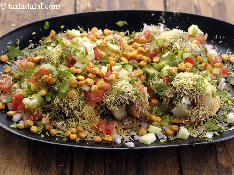 Step 16 – Garnish&nbsp;<strong>s</strong><b><span style="font-size: 12pt; font-family: Cambria;">treet style sev puri&nbsp;| Mumbai roadside sev puri &nbsp;|&nbsp;homemade&nbsp;sev poori chaat …