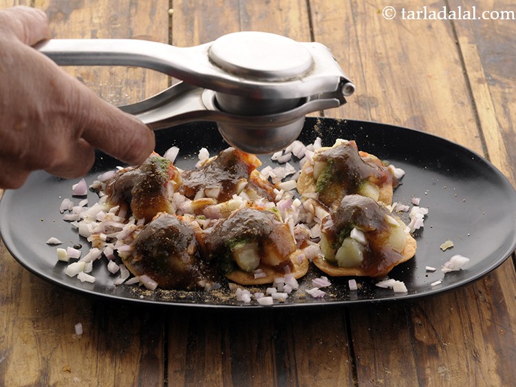 Step 12 – Squeeze some lemon juice over it.&nbsp;