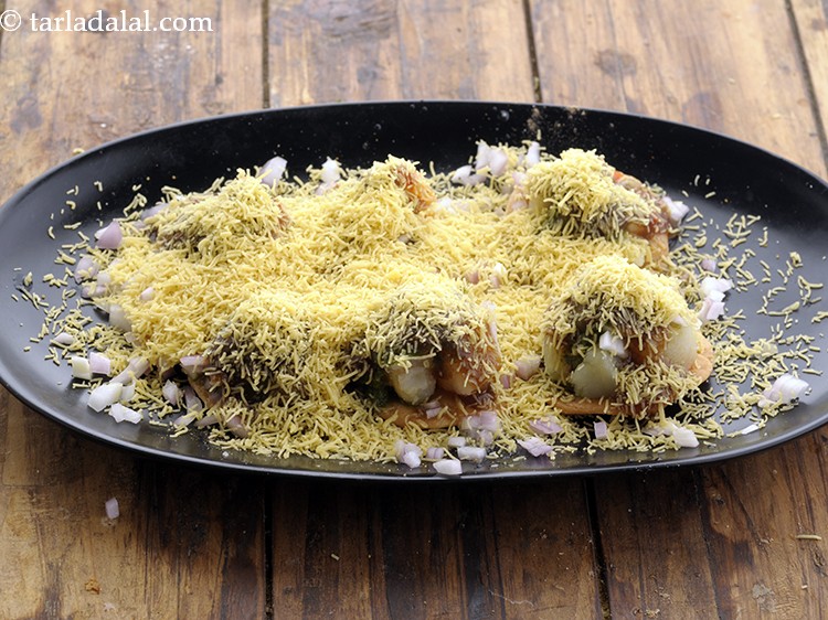 Step 13 – Sprinkle sev over it.&nbsp;