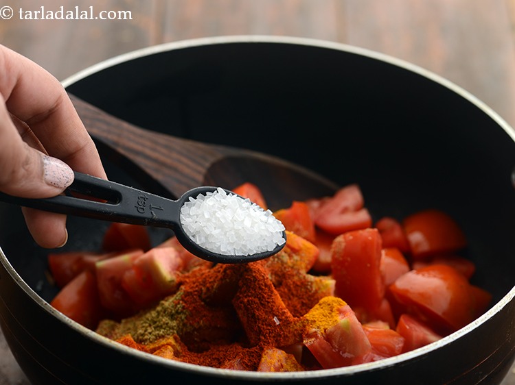 स्टेप 9 – शक्कर डालें। यह टमाटर के खटेपन को संतुलित करेगा और …