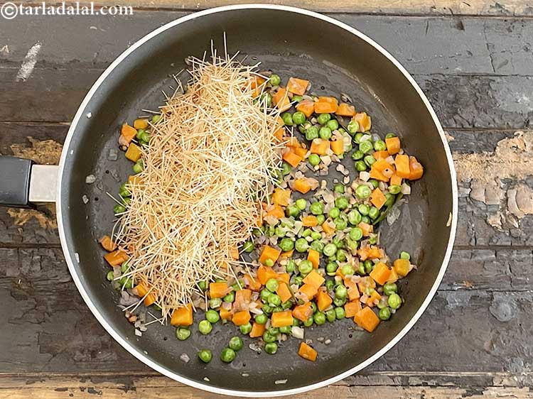 Step 19 – To cook the <strong>vegetable semiya upma</strong>, add the roasted whole wheat vermecelli.