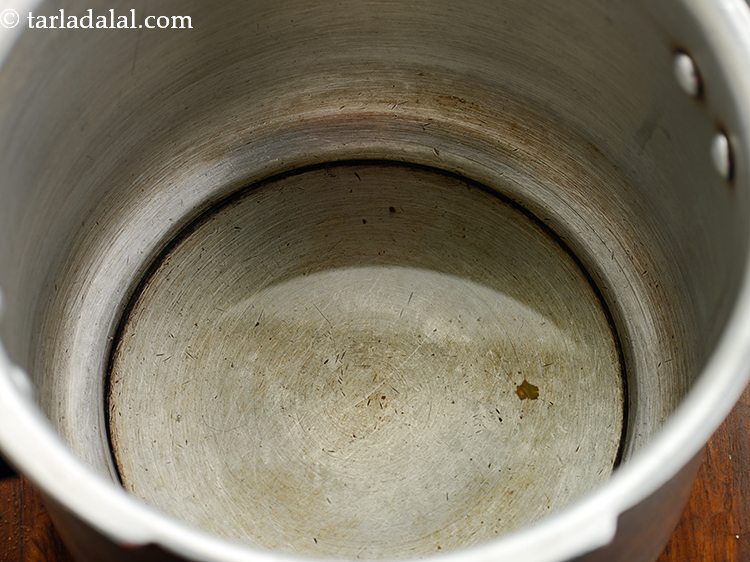 स्टेप 4 – <strong>शाहजहानी खिचड़ी</strong> को तड़का लगाने के लिए, प्रेशर कुकर में …