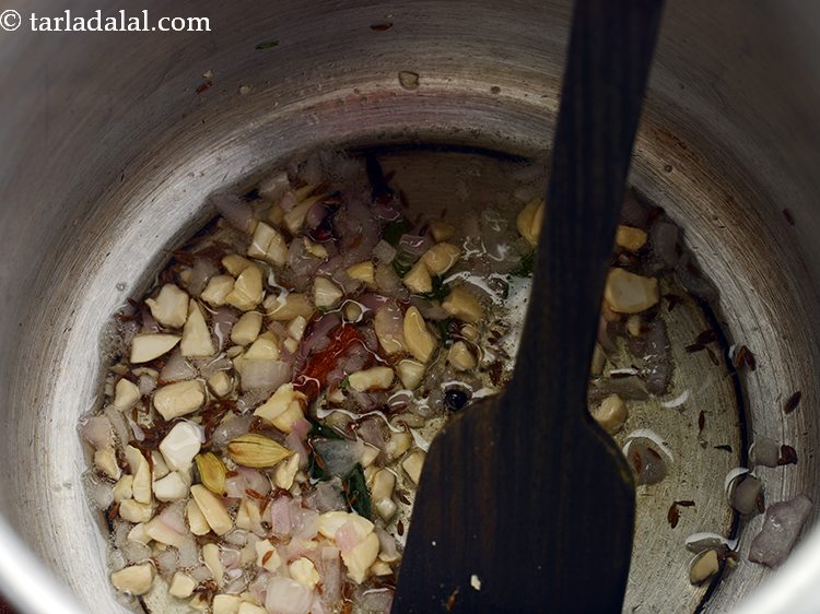 स्टेप 13 – मध्यम आंच पर कुछ सेकंड के लिए या काजू को …