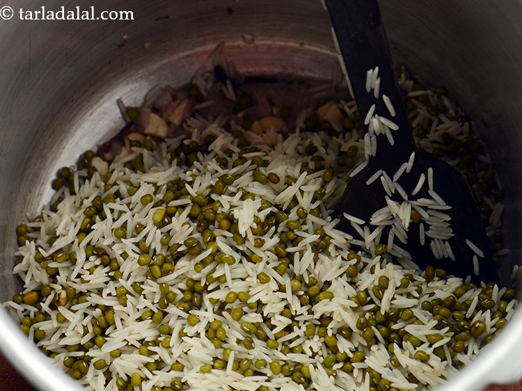 स्टेप 14 – चावल-मूंग का मिश्रण डालें।