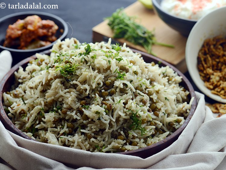 स्टेप 21 – <div> <a href=""https://www.tarladalal.com/How-To-Make-Curd-Or-Dahi-At-Home-hindi-2790r"" target=""_blank""><strong>दही</strong></a>, पापड़ और अचार के साथ <strong>शाहजहानी …