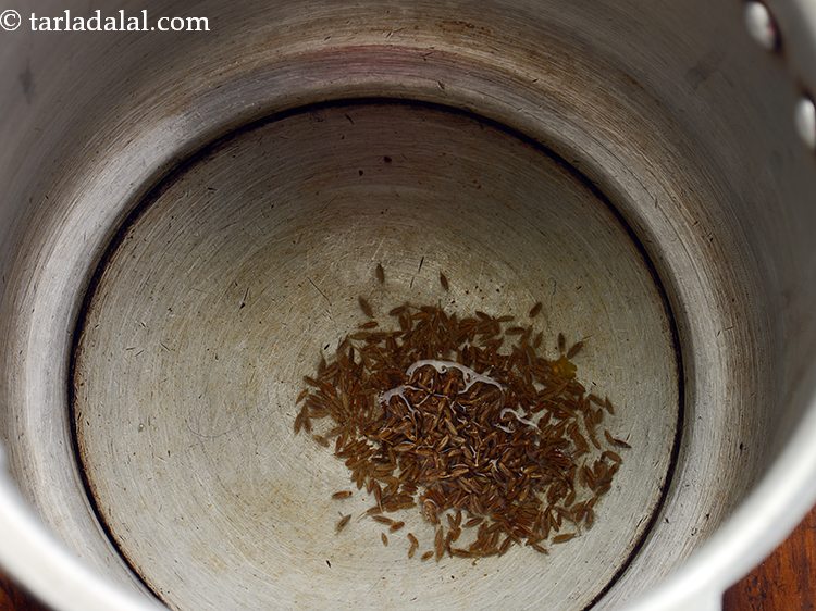 स्टेप 5 – घी गरम होने के बाद जीरा डालें।