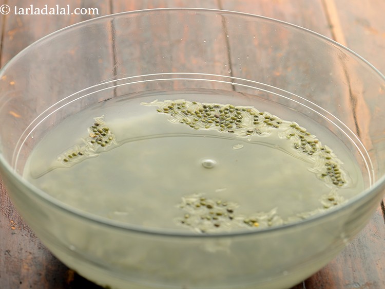 स्टेप 2 – बासमती चावल और मूंग को मिलाएं, उन्हें बेहते पानी के …