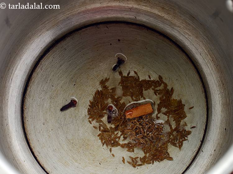 स्टेप 7 – <div> दालचीनी डालें।</div> <div> &nbsp;</div>