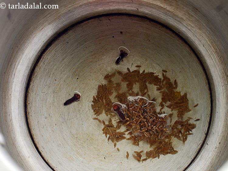 स्टेप 6 – जब जीरा चटकने लगे तो लौंग डालें।