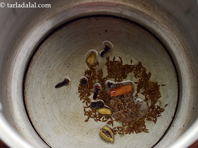 स्टेप 9 – इलायची डालें। खड़े मसालों में एक अतिरिक्त गर्माहट होती है …