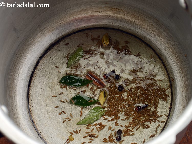 स्टेप 10 – कडीपत्ते डालें और कुछ सेकंड के लिए भून लें।