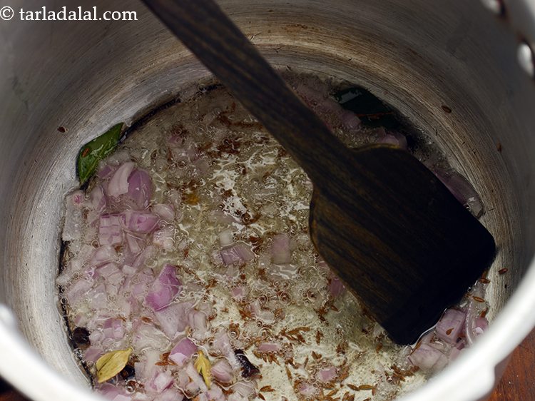 स्टेप 11 – प्याज डालें। मध्यम आंच पर १ से २ मिनट के …