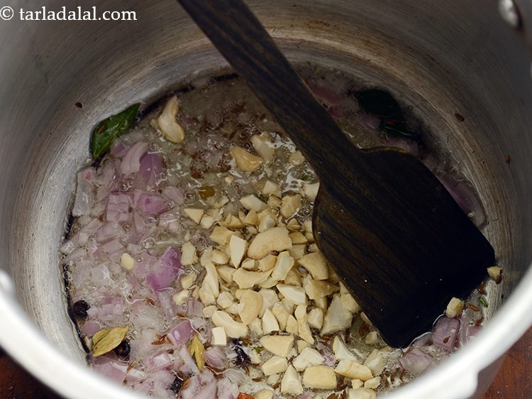 स्टेप 12 – काजू डालें।