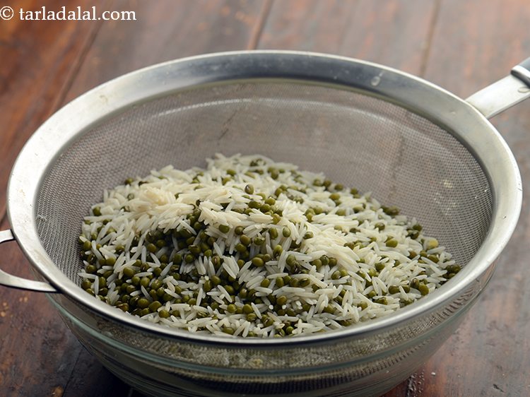 स्टेप 3 – २ घंटे के बाद छानकर, एक तरफ रख दें।