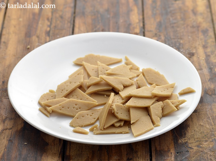 Step 18 – Now separate out the <strong>shakarparas</strong> and place them on a plate.