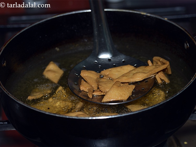 Step 22 – Fry the <strong>shakkarpara</strong> till they are golden brown in colour from both sides.
