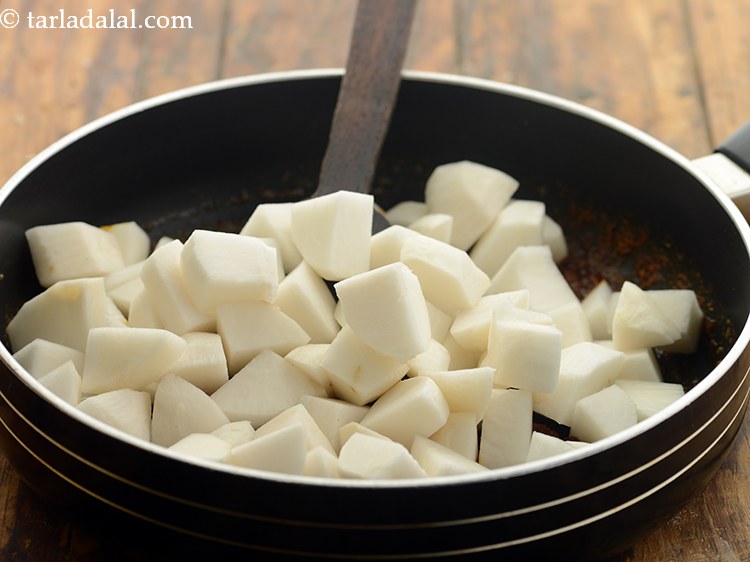 स्टेप 23 – शलगम डालें। इस स्तर पर, आप आलु शलगम की सब्ज़ी …