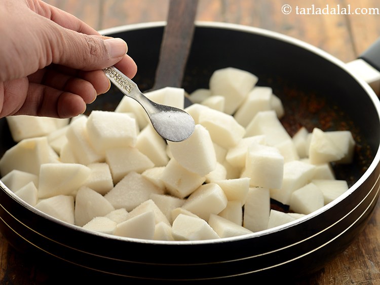 स्टेप 11 – नमक डालें।