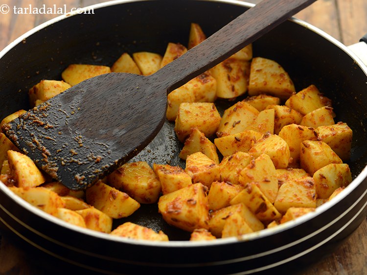 स्टेप 12 – अच्छी तरह मिलाएं और मध्यम आंच पर २ मिनट के …