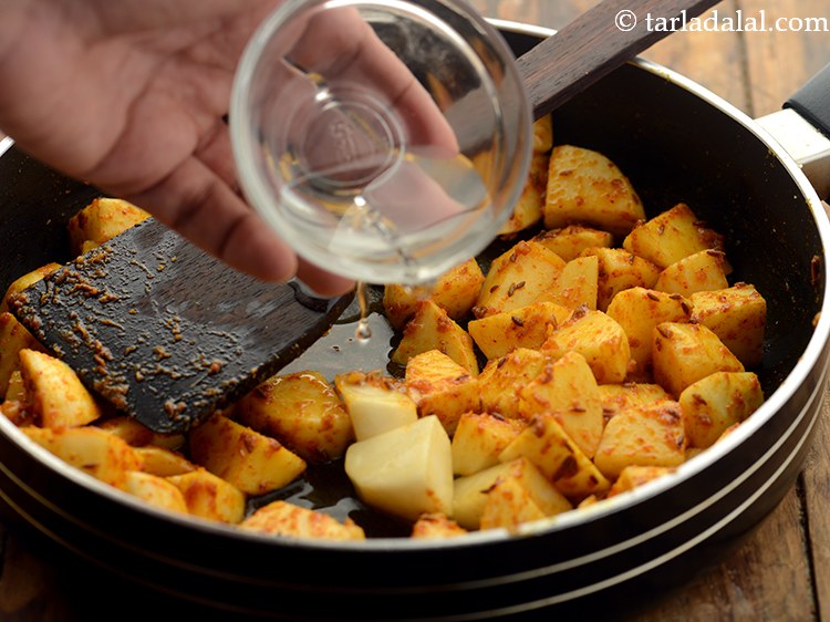 स्टेप 13 – १/४ कप पानी डालें।