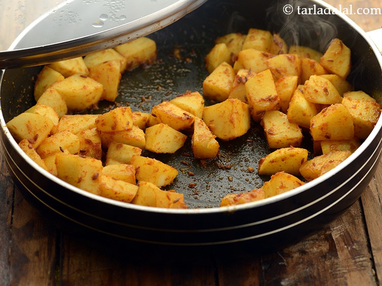 स्टेप 15 – इसे ढक्कन से ढककर, मध्यम आंच पर ५ मिनट तक …