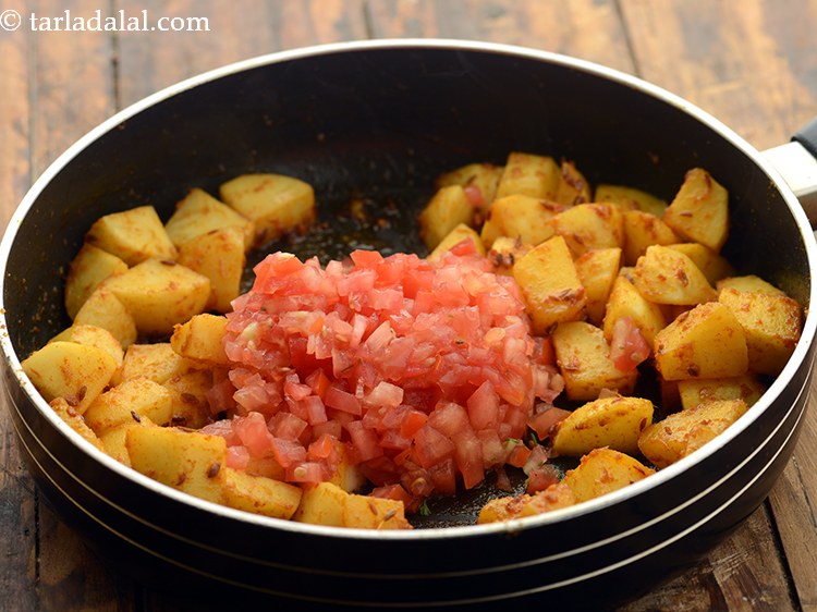 स्टेप 16 – टमाटर डालें।