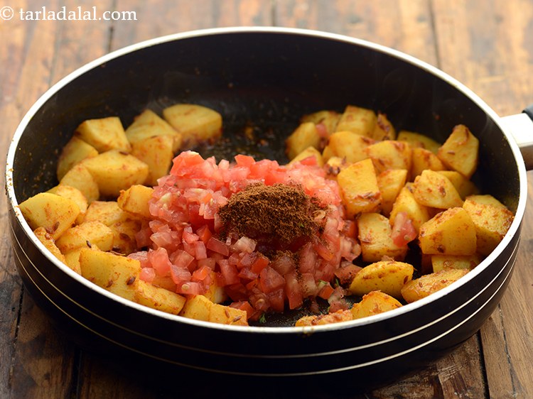 स्टेप 17 – <div> गरम मसाला डालें। <a href=""https://www.tarladalal.com/Garam-Masala-hindi-163r"" target=""_blank""><strong>होममेड गरम मसाला</strong></a> बनाने …