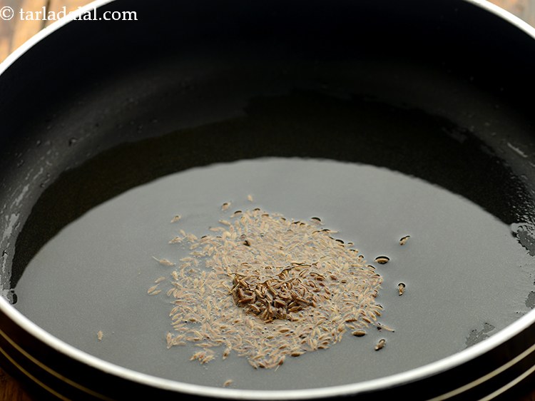 स्टेप 4 – <strong>शलगम की सब्जी</strong> बनाने के लिए, एक चौड़े नॉन-स्टिक पैन …