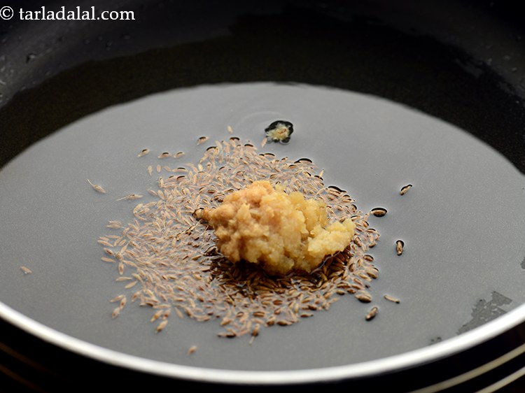 स्टेप 5 – जब जीरा चटकने लगे तो <a href=""https://www.tarladalal.com/Ginger--Garlic-Paste-(-Popular-Restaurant-Recipes-)-hindi-33530r"" target=""_blank""><strong>अदरक-लहसुन की पेस्ट</strong></a> …