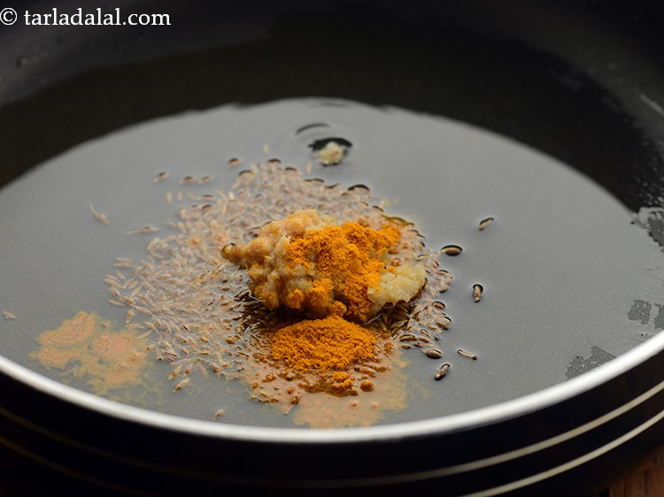 स्टेप 6 – हल्दी पाउडर डालें।