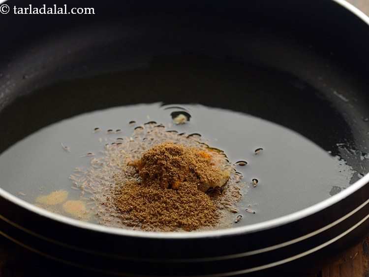 स्टेप 7 – जीरा पाउडर डालें।