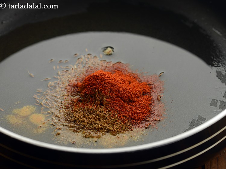 स्टेप 8 – लाल मिर्च पाउडर डालें।