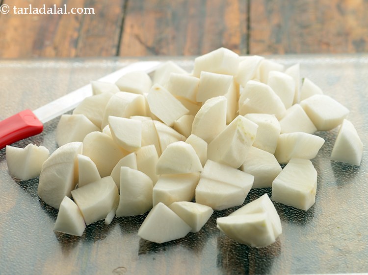 स्टेप 3 – उन्हें एक चॉपिंग बोर्ड पर रखें और क्यूब्स में काट …