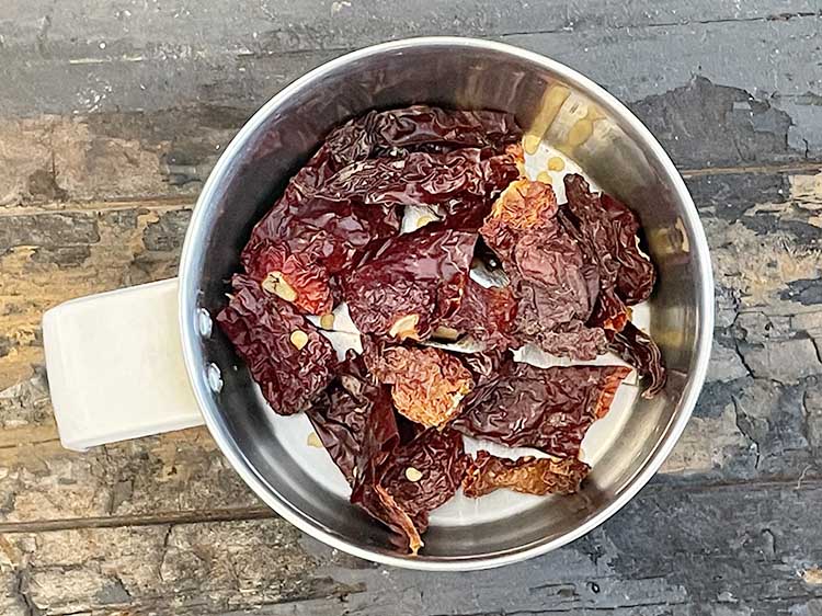 स्टेप 4 – <strong>लेबनीस लाल चटनी</strong> बनाने के लिए | <strong>पिटा ब्रेड के …