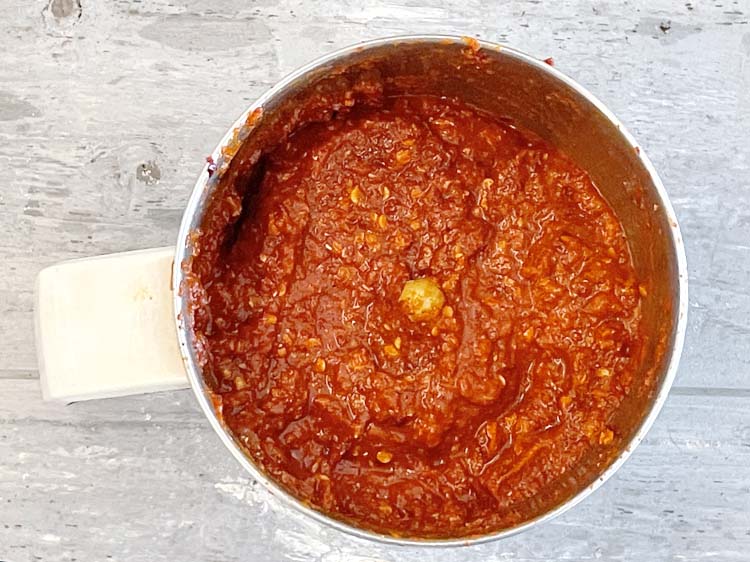 स्टेप 13 – हमें २ टेबल-स्पून पानी डालकर फिर से पीसना होगा।